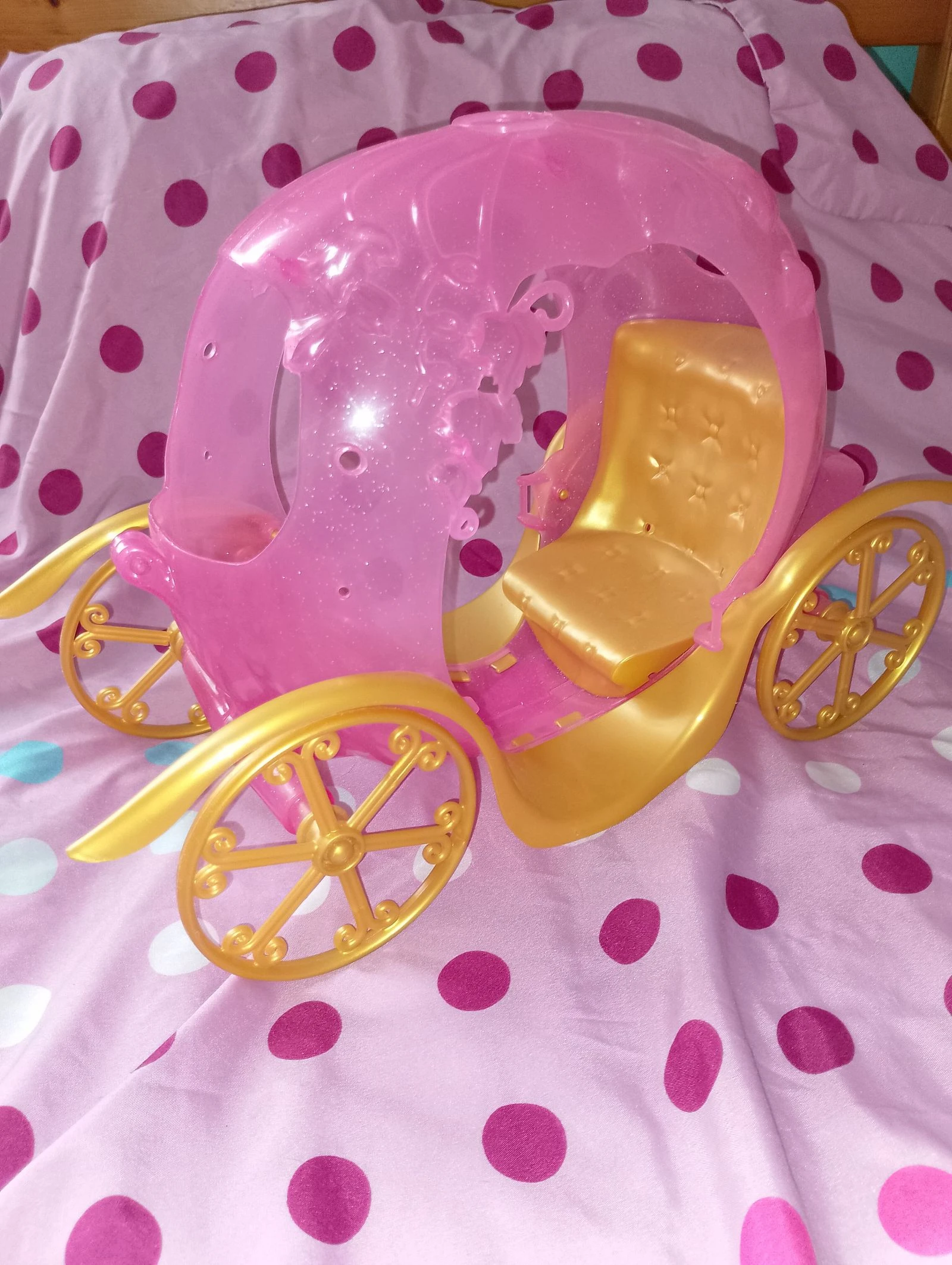 Carrosse de poupée en plastique rose pailleté et doré, 
Style princesse